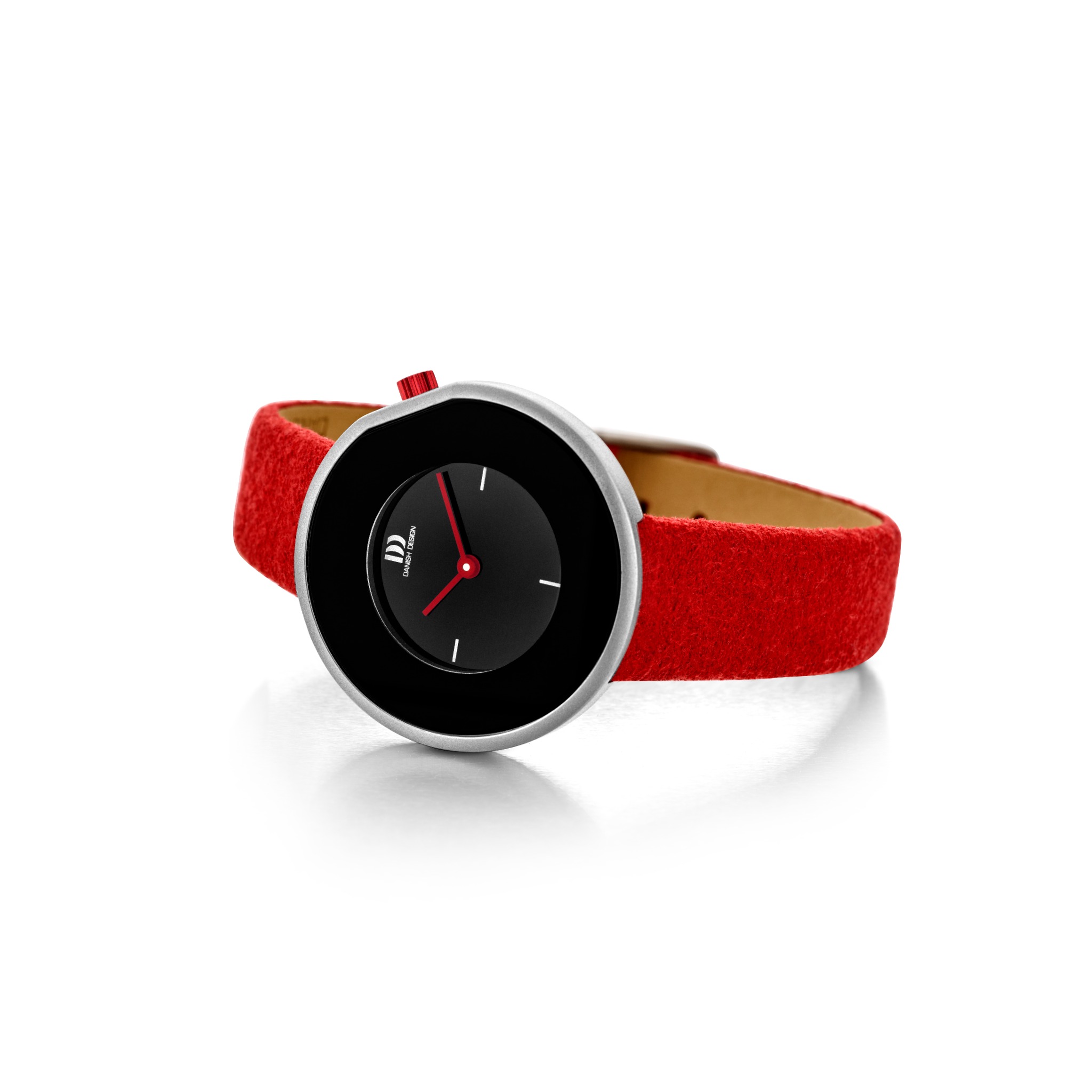 Danish Design Dimple Red met een deukje in de zilverkleurige kast, zwarte wijzerplaat en rode band