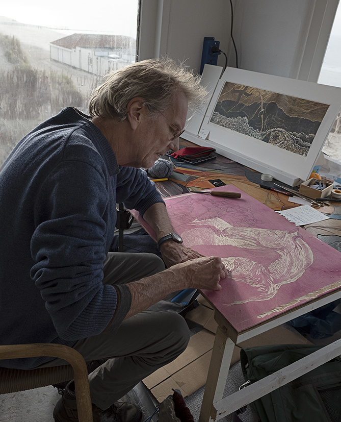 Een kunstenaar werkt met aandacht aan een afbeelding in zijn atelier, uit het Kunstmaand-beeldarchief